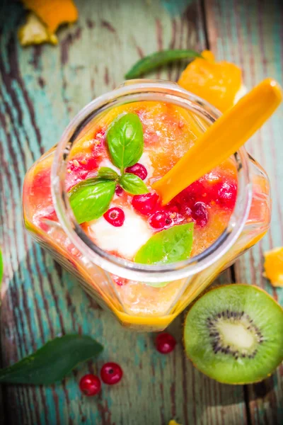 Groselhas vermelhas de kiwi smoothie de frutas — Fotografia de Stock