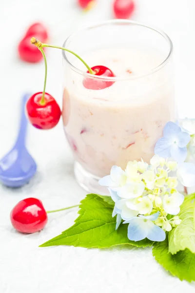 Refreshing summer drink fruit cocktail cherries — Stock Photo, Image