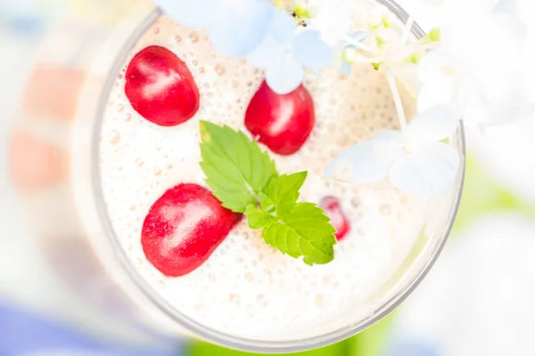 Erfrischendes Sommergetränk Fruchtcocktail Kirschen — Stockfoto