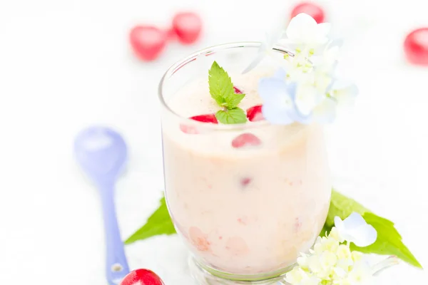 Verfrissende zomer drinken fruit cocktail kersen — Stockfoto