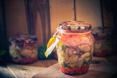 Sonbaharda hasat. Sebzeli kavanoz Marine mantar