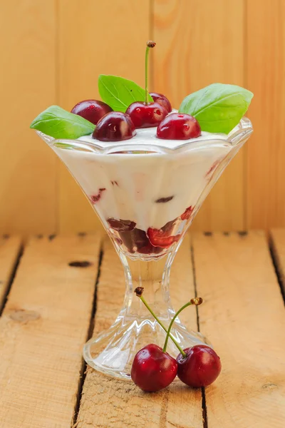 Postre frutas cerezas fondo de madera —  Fotos de Stock