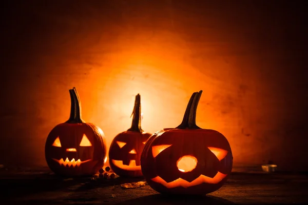 Halloween dýňové lampióny temné světlo naštvaný obličej spadají — Stock fotografie