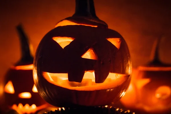 Halloween pumpa lyktor mörka ljus arga ansiktet faller — Stockfoto