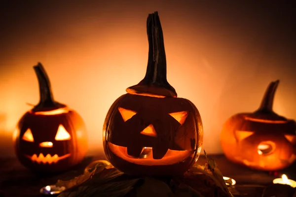 Halloween zucca lanterne buio luce arrabbiato faccia cadere — Foto Stock