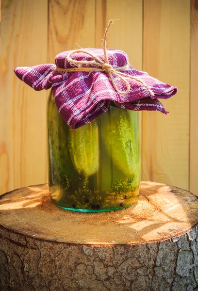 Jar pepinos en vinagre tocón de madera —  Fotos de Stock