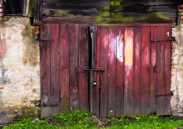 Zřícené zdi uzavřené ocelové dveře — Stock fotografie