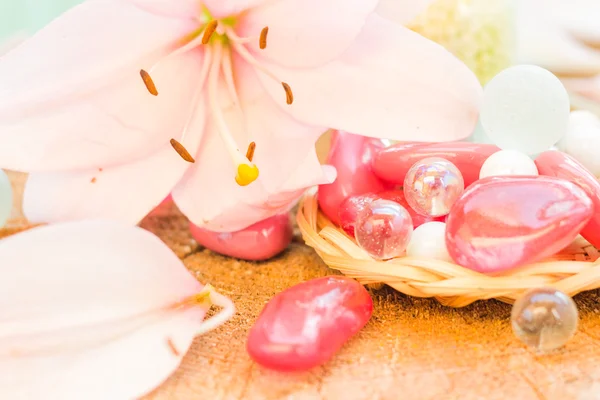 Spa koncept zen stones barevné lilie — Stock fotografie