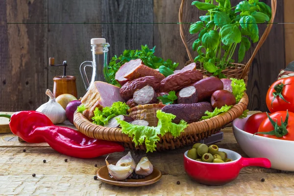 Surtido de carnes salchichas tocino verduras —  Fotos de Stock