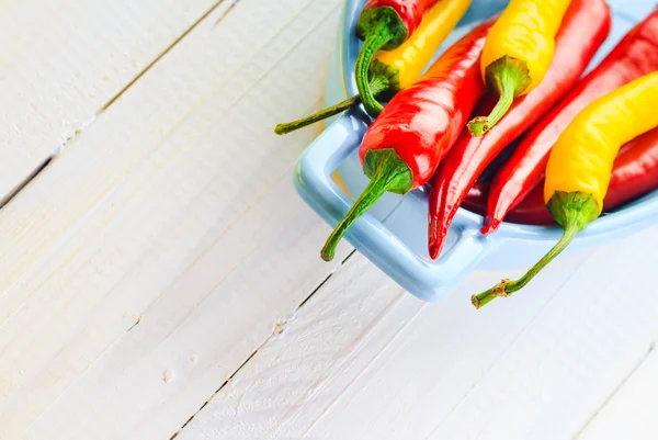 Hintergrund bunte Paprika blaue Schüssel — Stockfoto