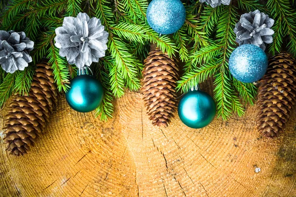 Árvore de Natal abeto pinheiro bolas de Natal de madeira — Fotografia de Stock