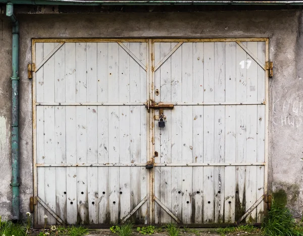 Muro de ladrillo arruinado puerta de acero cerrada —  Fotos de Stock