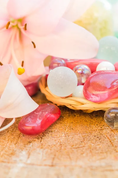 Concepto de spa zen piedras de colores lirio —  Fotos de Stock
