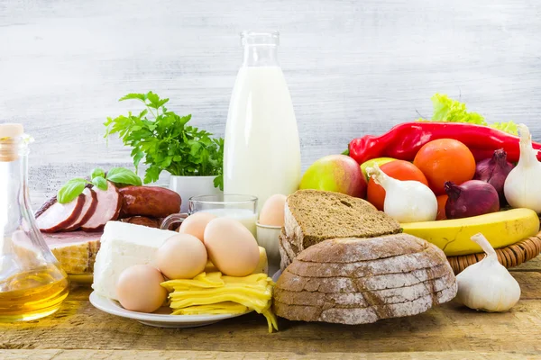 Composição tabela de produtos alimentares — Fotografia de Stock