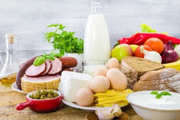 Sammansättning livsmedelsbutiker produkter mejeriprodukter grönsaker frukt kött — Stockfoto