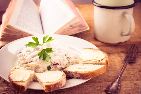 Läcker frukost bok kök bord vintage — Stockfoto