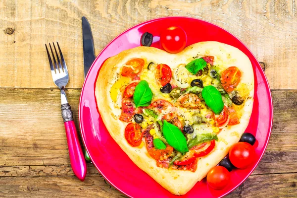 Köstliche italienische Pizza serviert Holztisch — Stockfoto