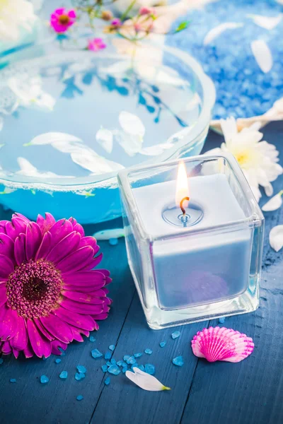 Elementos spa relajación incluyendo velas baño de sal de agua — Foto de Stock