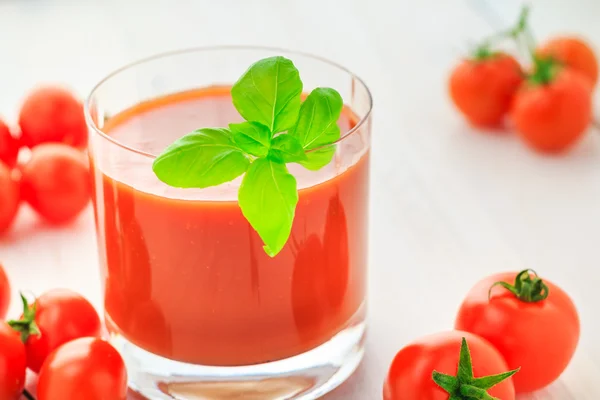 Suco de tomate fresco fundo de madeira — Fotografia de Stock