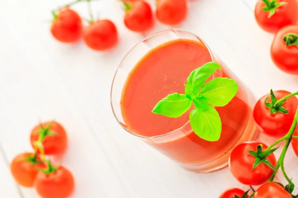 Suco de comida saudável tomates cereja vermelhos — Fotografia de Stock