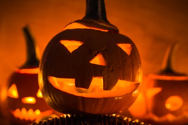 Halloween pumpa lyktor mörka ljus arga ansiktet faller — Stockfoto