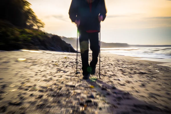 Nordic walking sport corsa passeggiata movimento sfocatura persona all'aperto gambe se — Foto Stock