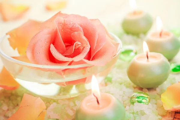 Componentes del spa rosa flor baño sal velas aromáticas — Foto de Stock