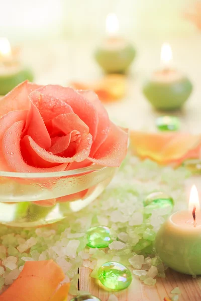 水疗中心组件玫瑰花朵沐浴盐芳香蜡烛 — 图库照片