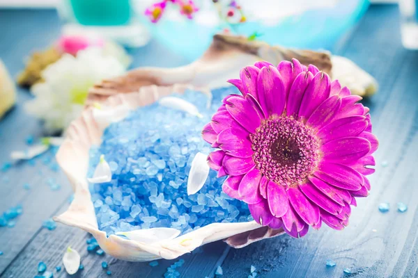 水疗概念芳香的花朵沐浴盐 — 图库照片