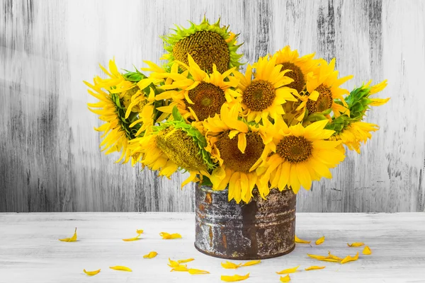 Strauß Sonnenblumen Stillleben alte Zinn — Stockfoto
