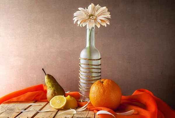 Natürmort Beyaz gerbera şişe meyve — Stok fotoğraf