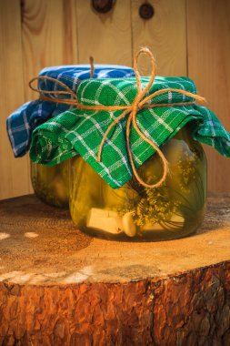 salatalık turşusu kavanoz ahşap tablo