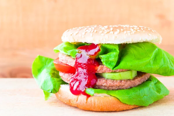 Appetitliche große Cheeseburger frische Salatgurke — Stockfoto