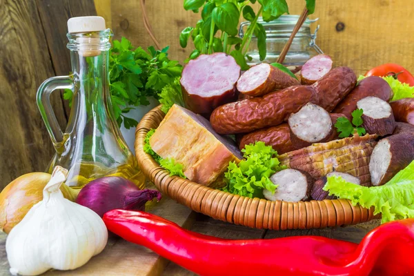 Surtido de carnes salchichas tocino verduras — Foto de Stock