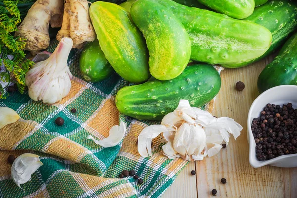 Ingredienser förberedelse inlagda gurkor — Stockfoto