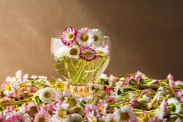 정 꽃다발 꽃 나무 테이블 — 스톡 사진