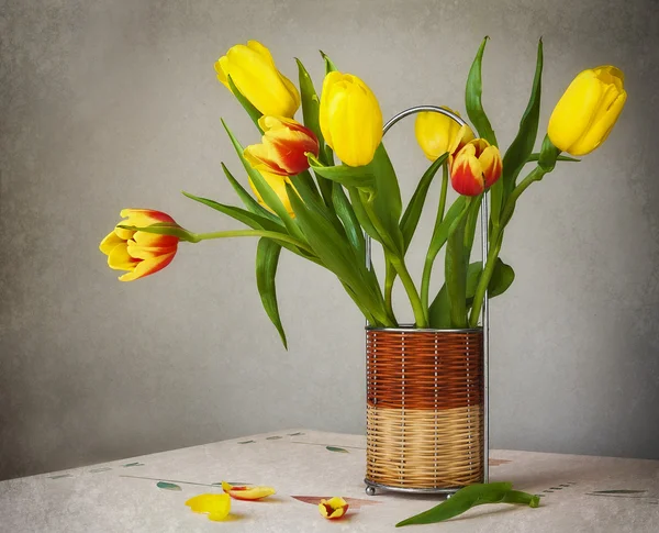 Natura morta bouquet tulipani gialli — Foto Stock