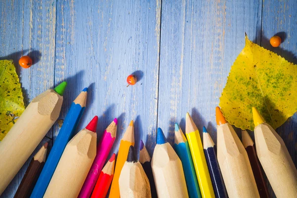 Vintage fond crayons de couleur automne fruits table bleue — Photo