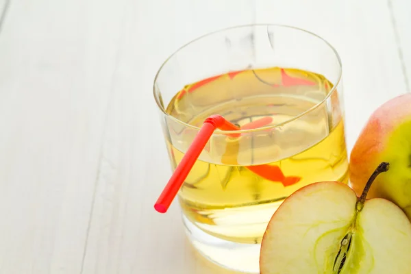 Apple juice jablka dřevěný stůl — Stock fotografie