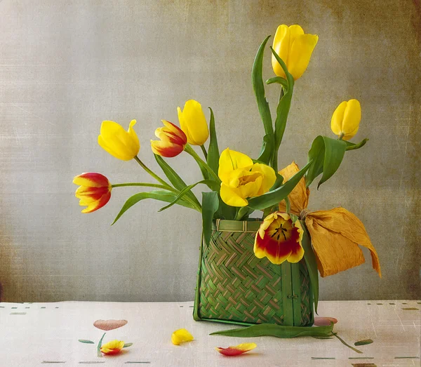 Buquê de natureza morta tulipas amarelas — Fotografia de Stock