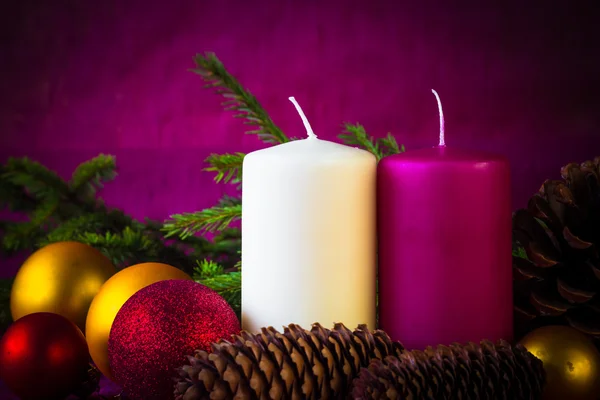 Ozdoby vánoční ozdoby svíčky lampy smrk větvičky — Stock fotografie