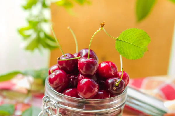 Słoik wiśni i czereśni świeżych owoców dla produktów przetworzonych — Zdjęcie stockowe