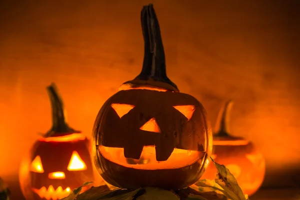 Хэллоуин тыквенные фонари темный свет сердитый лицо падает — стоковое фото