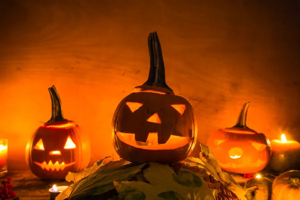 Halloween dýňové lampióny temné světlo naštvaný obličej spadají — Stock fotografie