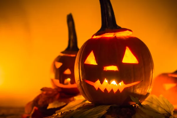 Halloween pumpa lyktor mörka ljus arga ansiktet faller — Stockfoto