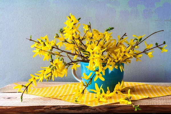 Stillleben Frühlingsstrauß gelbe Forsythie — Stockfoto