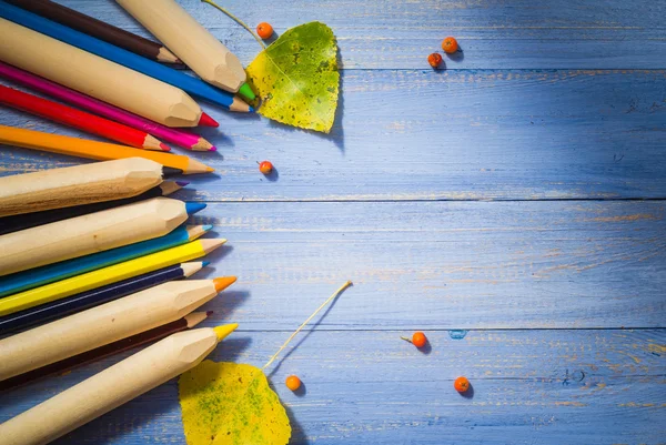 Antika arka plan renkli kalemler sonbahar meyve mavi masa — Stok fotoğraf