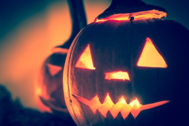 Cadılar Bayramı balkabağı fener karanlık ışık kızgın surat düşer