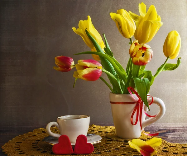 Stilleven boeket gele tulpen harten — Stockfoto