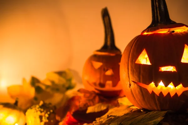 Halloween dýňové lampióny temné světlo naštvaný obličej spadají — Stock fotografie